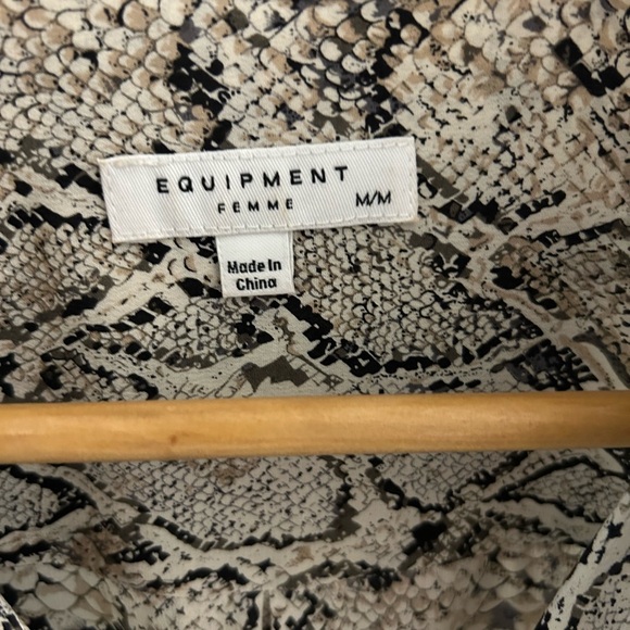 EQUIPMENT FEMME 100% Silk Slim Signature Snake-print Blouse M $295 - Picture 5 of 6